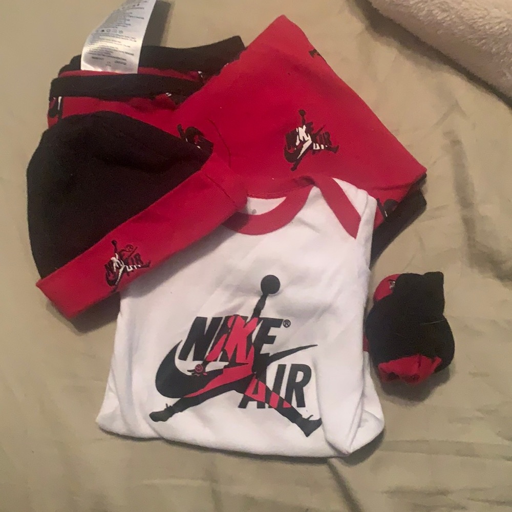 Nike Air pack: hat, socks, blanket, onsie